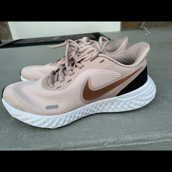 women's nike revolution 5 barely rose